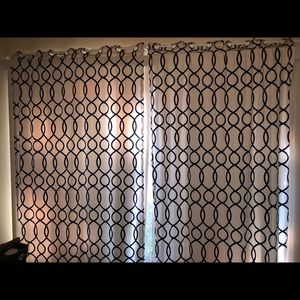 2 curtain panels